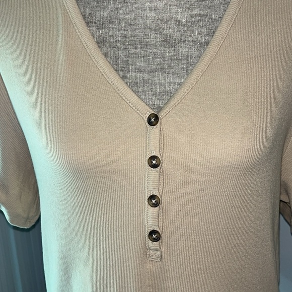 LOFT Tan Henley top with gathered puff sleeves V neck buttons Large beige. - Picture 3 of 7